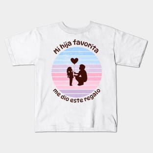 Mi hija favorita me dio este regalo. Idea de regalo para papá en su día. Día del Padre Kids T-Shirt